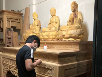 Tượng Tam Thế Phật được gia công bởi các nghệ nhân làng nghề Sơn Đồng