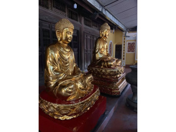 Tượng Tam Thế Phật được gia công bởi các nghệ nhân làng nghề Sơn Đồng