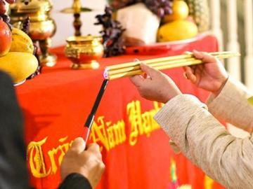 Bài văn khấn chuẩn trước khi dọn bàn thờ ngày cuối năm