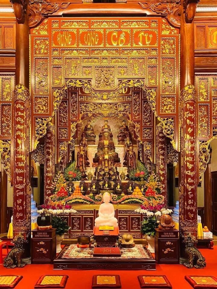 Tiết lộ cách cắm hoa bàn thờ Phật đơn giản, dễ thực hiện
